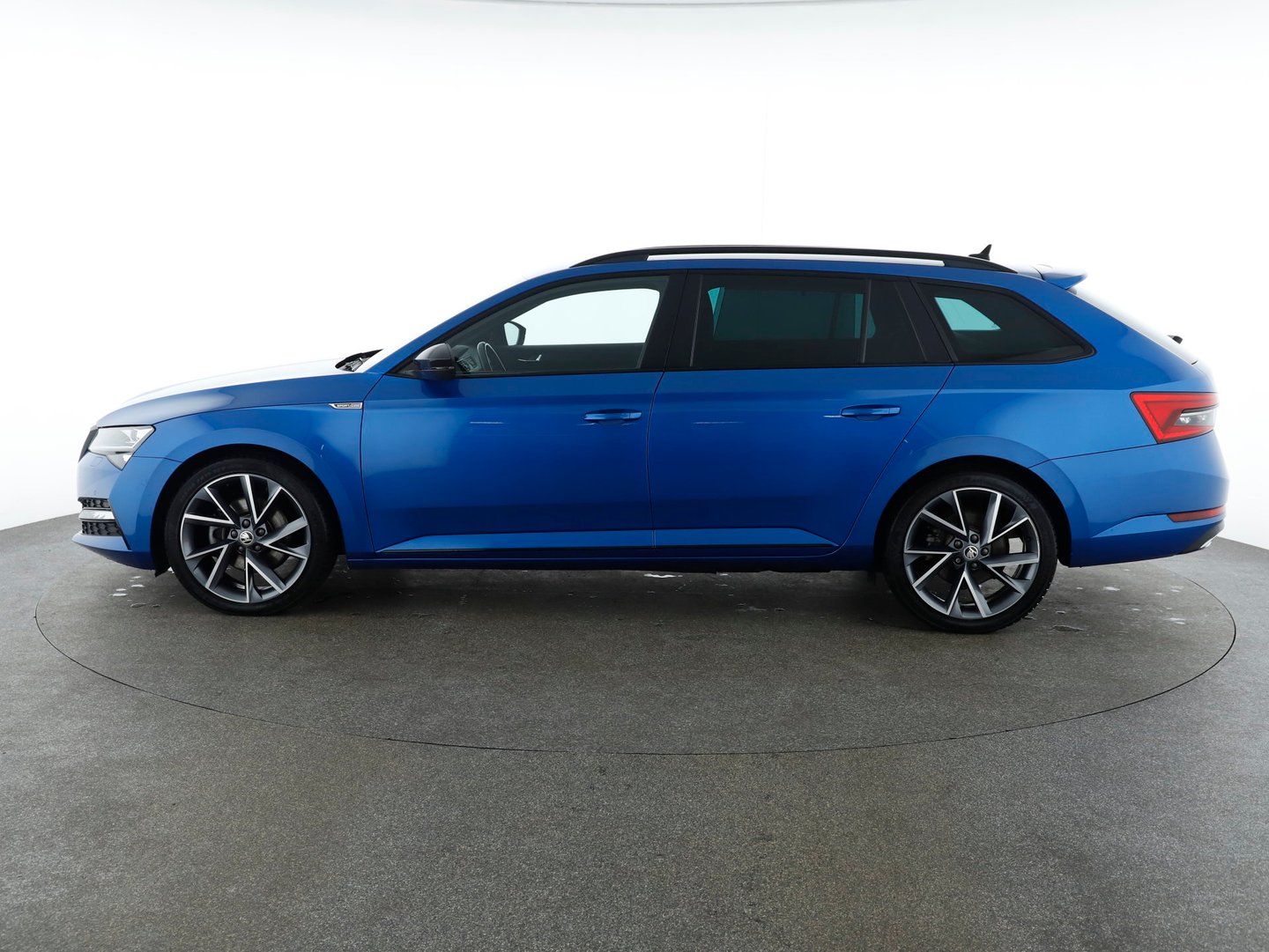 Škoda SUPERB Combi iV SPORTLINE DSG | Bild 2 von 31