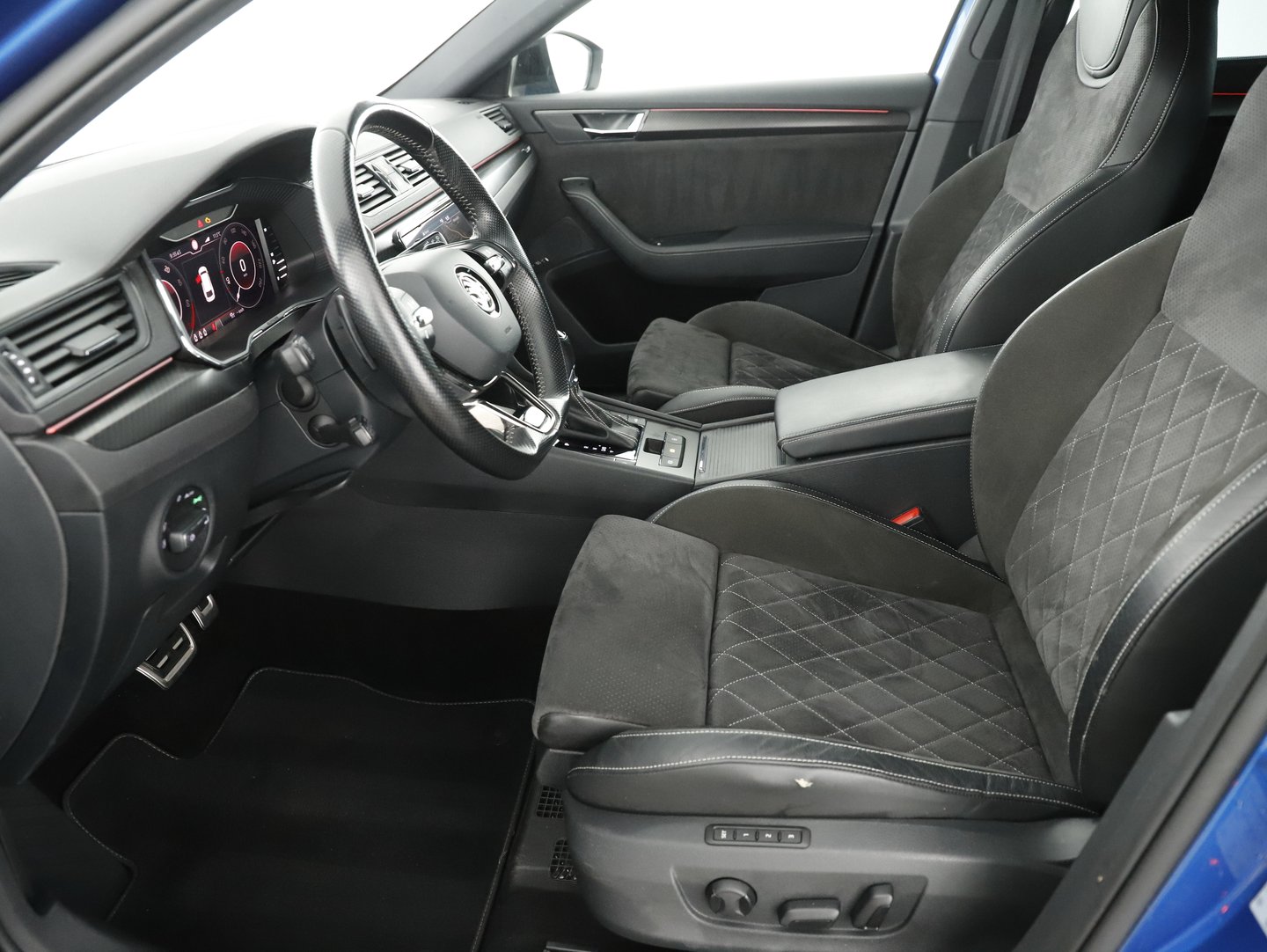 Škoda SUPERB Combi iV SPORTLINE DSG | Bild 13 von 31