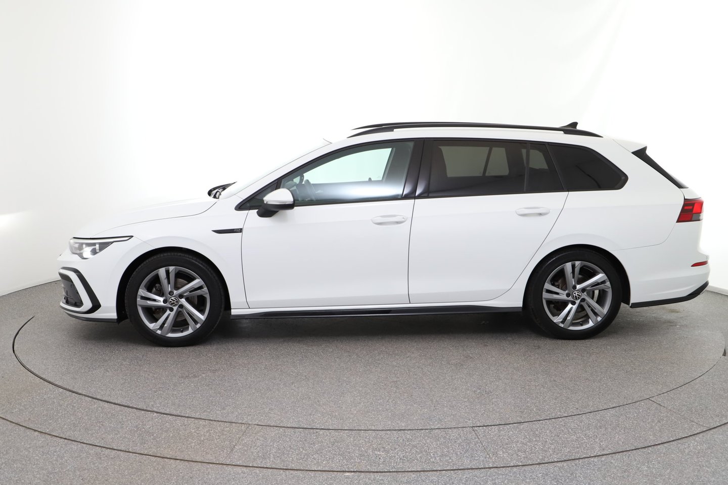 VW Golf Variant 1,5 eTSI 150 R-Line DSG | Bild 2 von 32