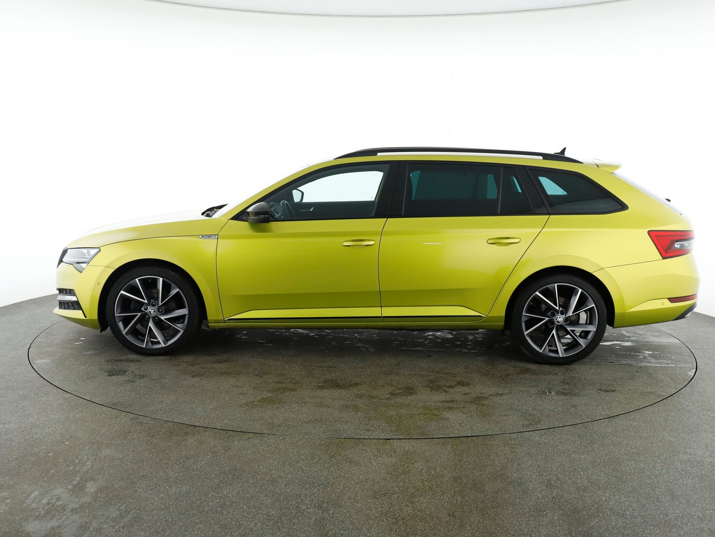 Škoda SUPERB Combi iV SPORTLINE DSG | Bild 2 von 32