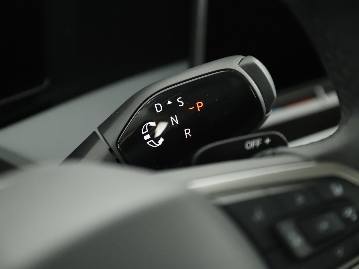 VW Passat Variant Business 2,0 SCR TDI DSG | Bild 13 von 23