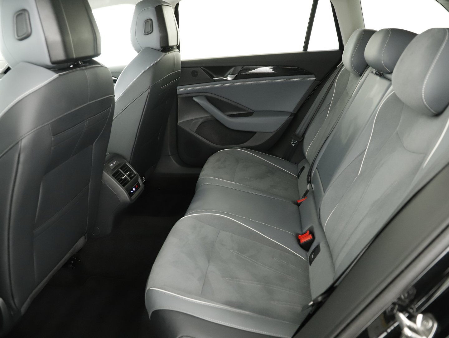 VW Passat Variant Business 2,0 SCR TDI DSG | Bild 20 von 23
