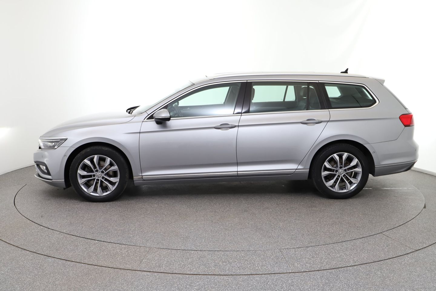 VW Passat Variant Elegance 2,0 TDI SCR DSG | Bild 2 von 29