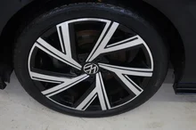 VW Golf Variant R-Line TSI in Deep Black Perleffekt