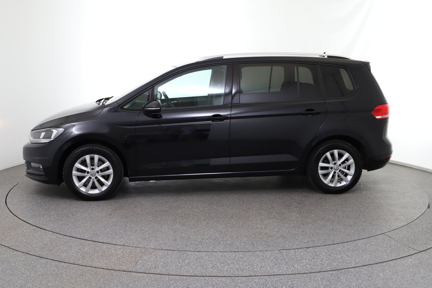 VW Touran Comfortline 1,6 SCR TDI DSG | Bild 2 von 25