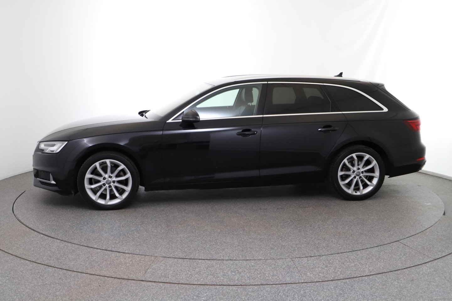 Audi A4 Avant 30 TDI Sport | Bild 2 von 31