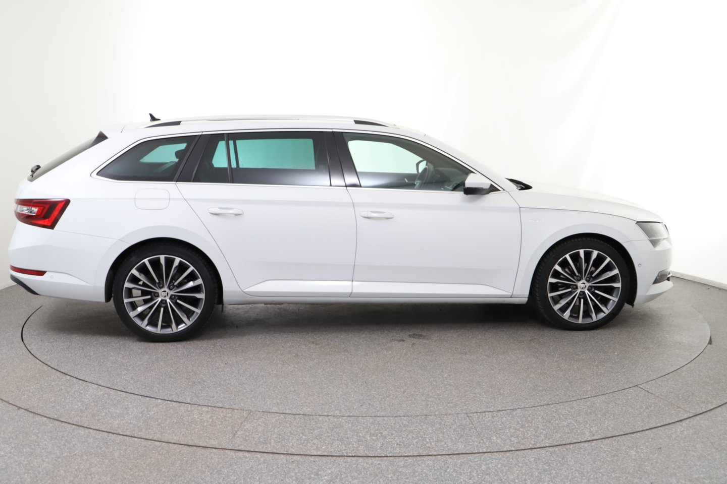 Škoda SUPERB Combi L&K TDI DSG | Bild 6 von 31