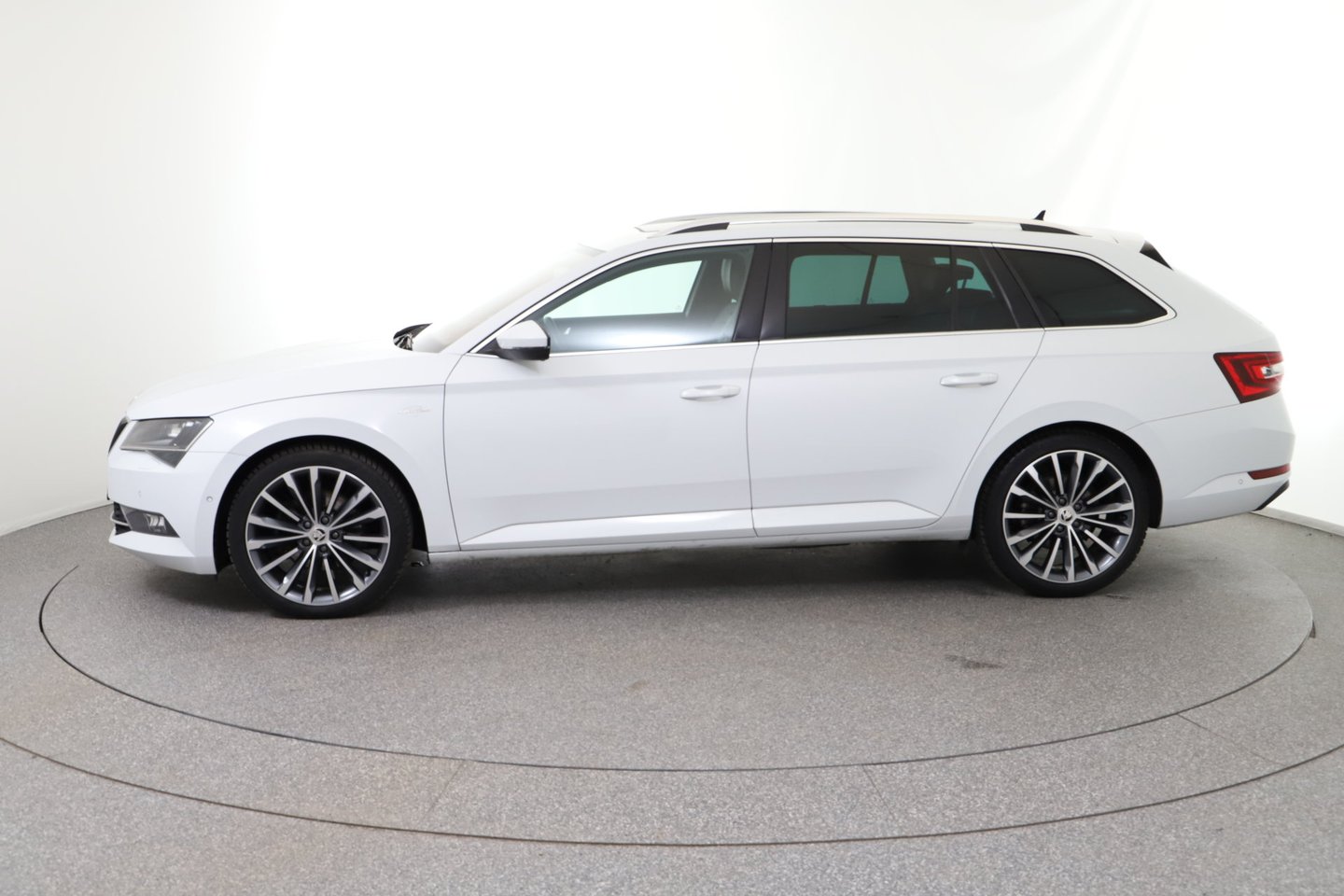 Škoda SUPERB Combi L&K TDI DSG | Bild 2 von 31