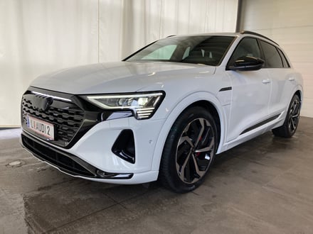 Audi Q8 55 e-tron quattro business