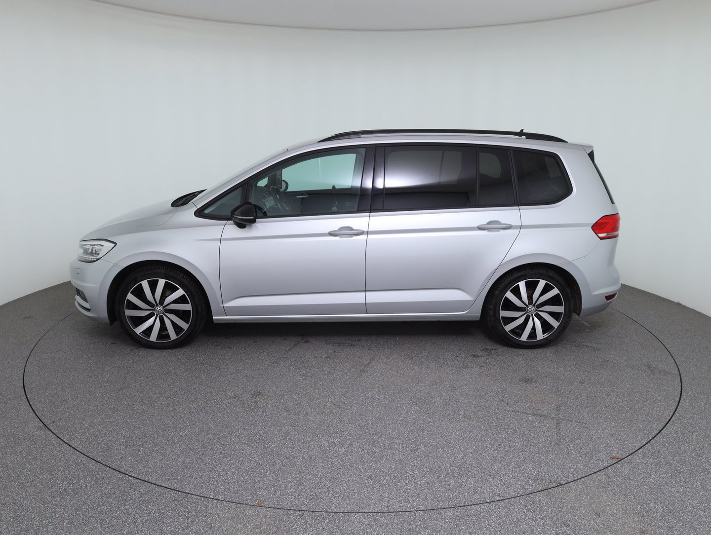 VW Touran Highline TDI SCR 5-Sitzer | Bild 8 von 22