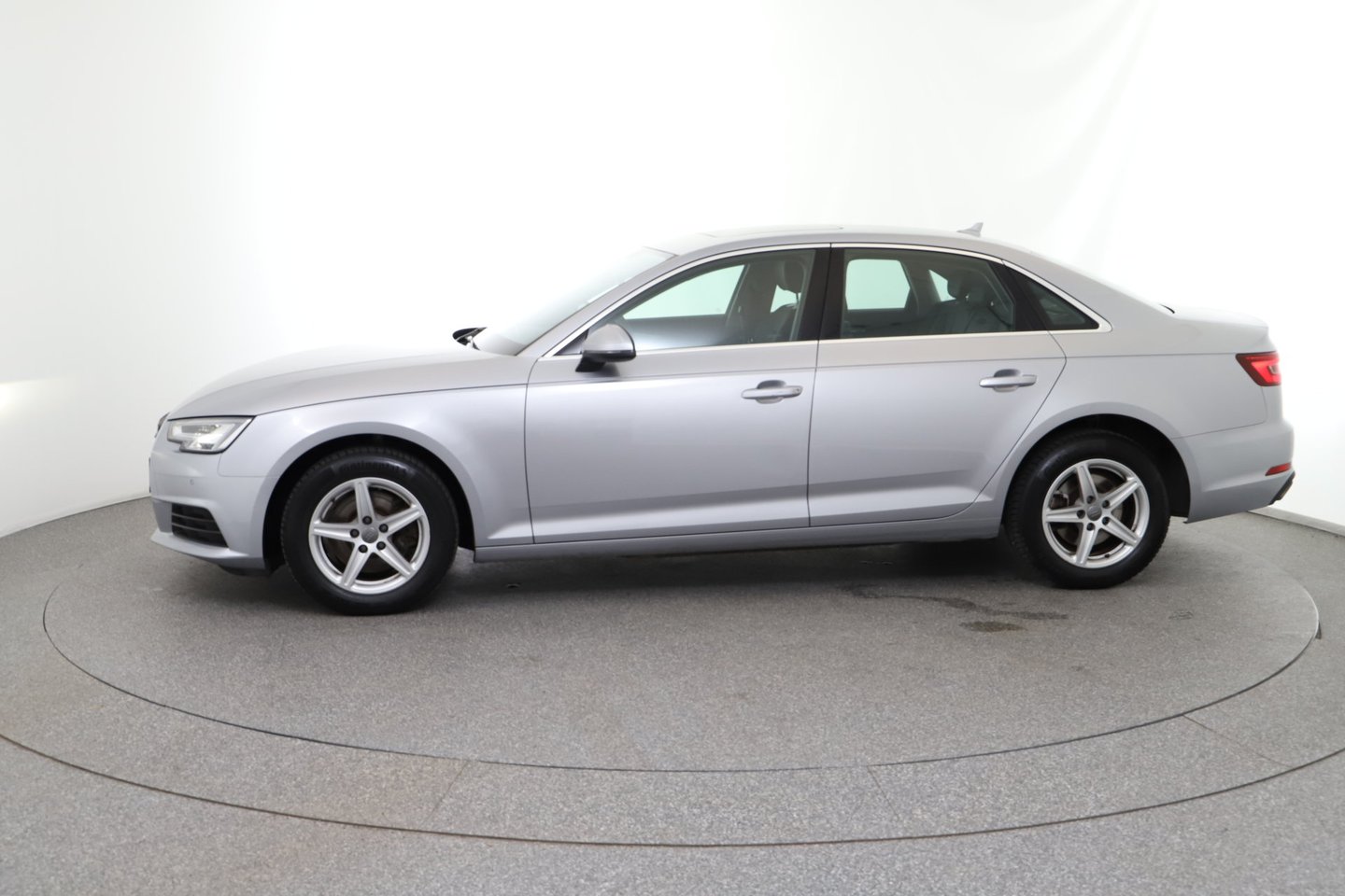 Audi A4 Limousine 30 TDI | Bild 2 von 28