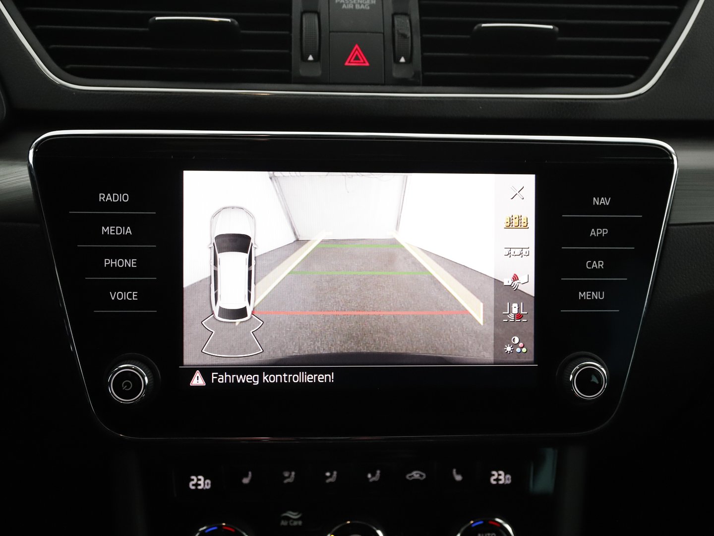 Škoda SUPERB Combi Style TDI SCR DSG | Bild 13 von 21