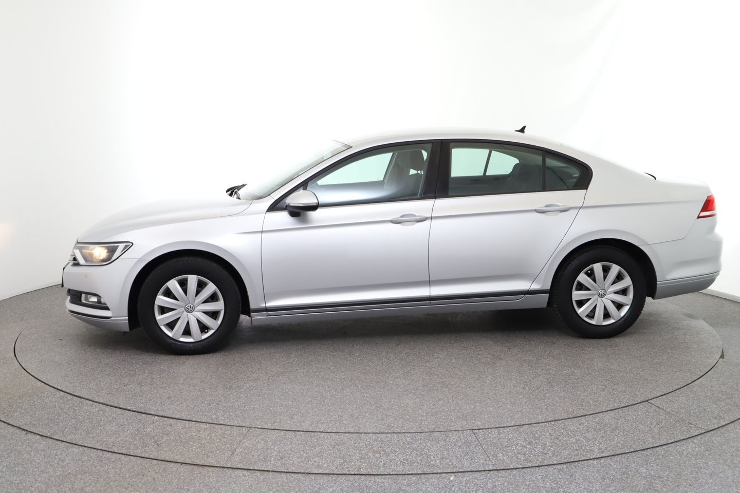 VW Passat Trendline 1,6 TDI | Bild 2 von 25