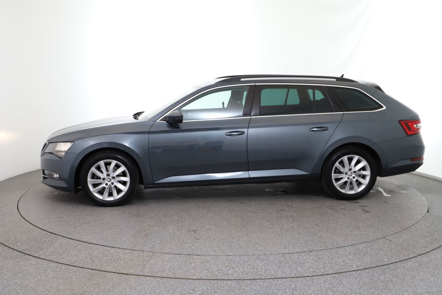 Škoda Superb Kombi 1,6 TDI Active | Bild 2 von 28