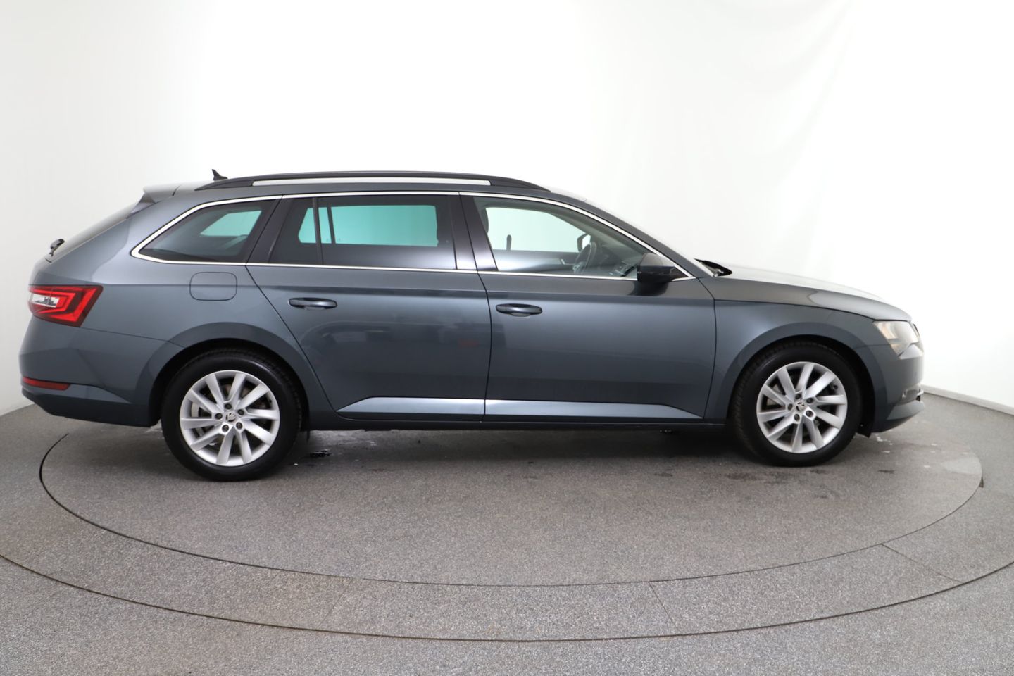 Škoda Superb Kombi 1,6 TDI Active | Bild 6 von 28