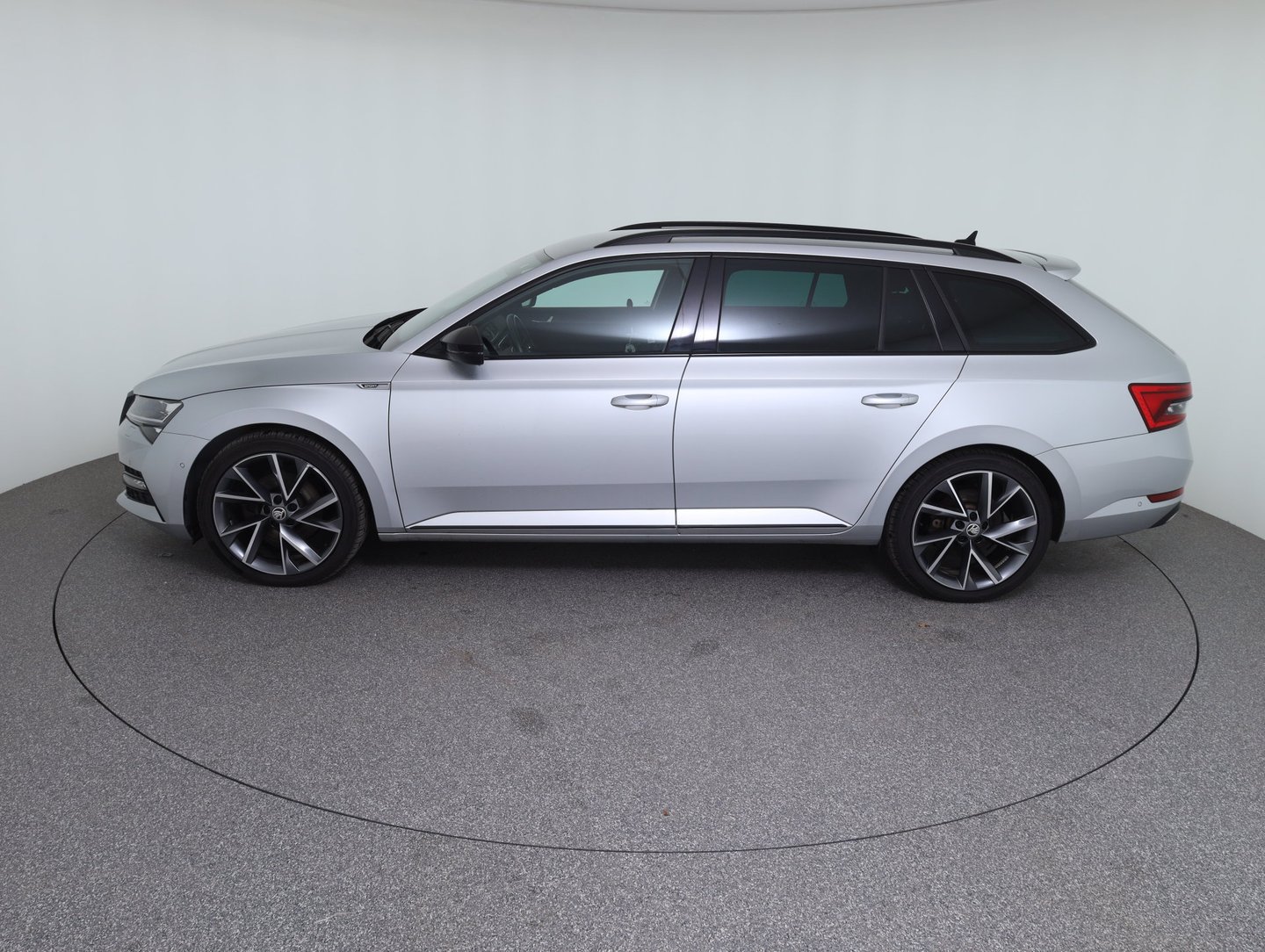 Škoda SUPERB Combi iV SPORTLINE DSG | Bild 8 von 14