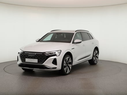 Audi Q8 55 e-tron quattro business