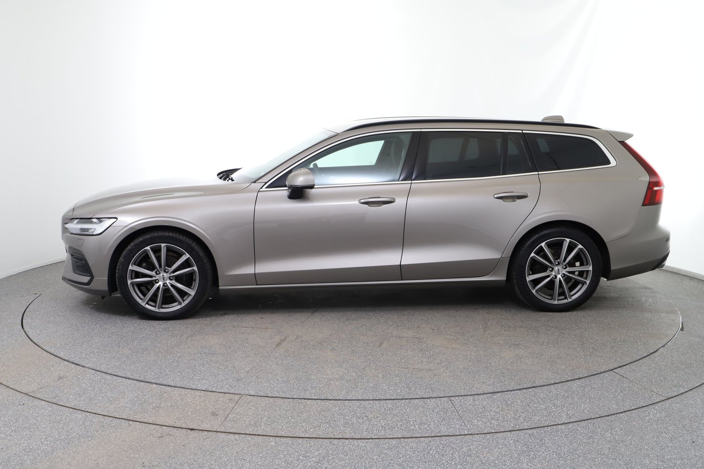 Volvo V60 B4 Momentum Pro Aut. | Bild 2 von 24