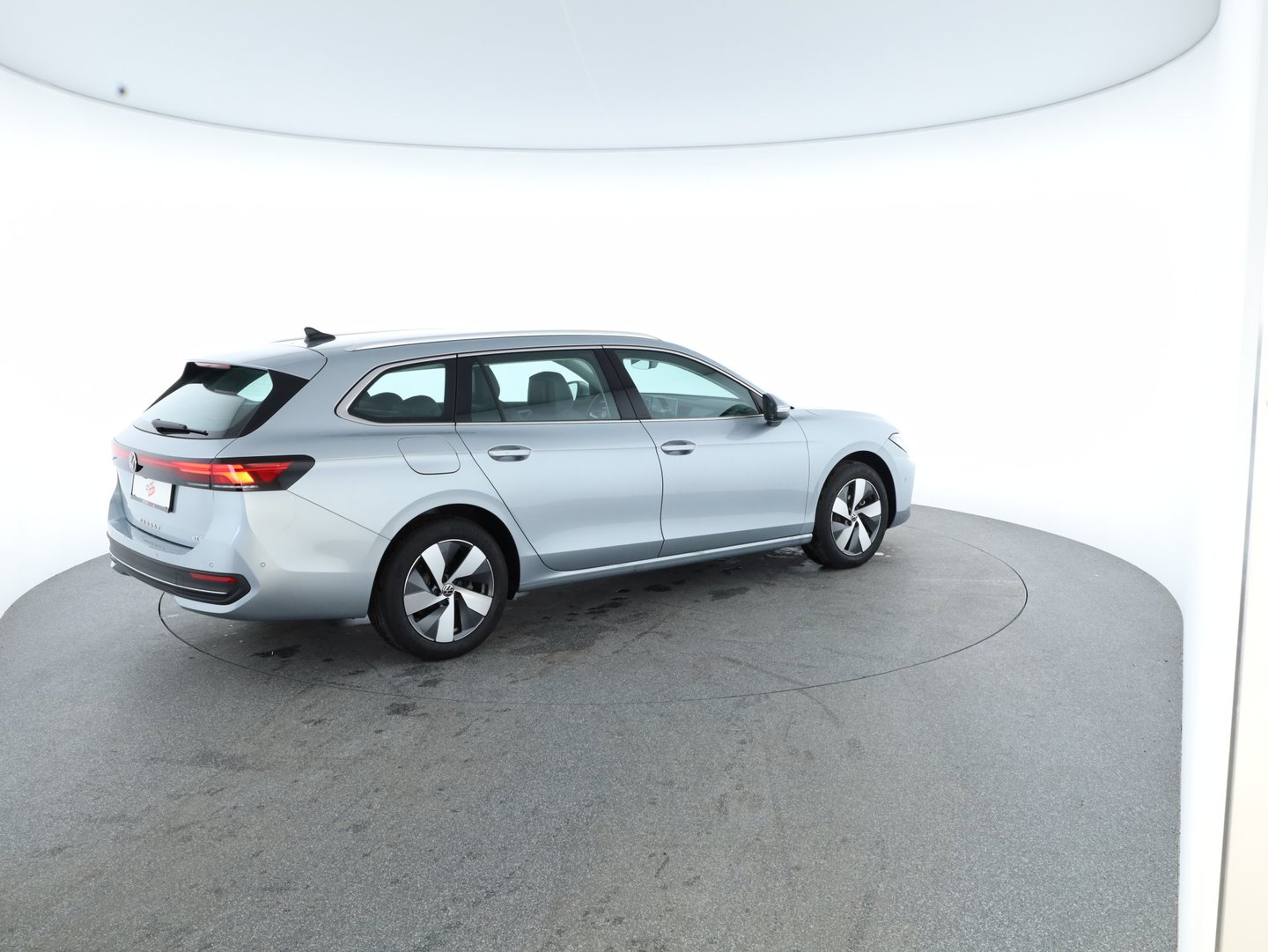 VW Passat Variant Business eTSI DSG | Bild 2 von 23