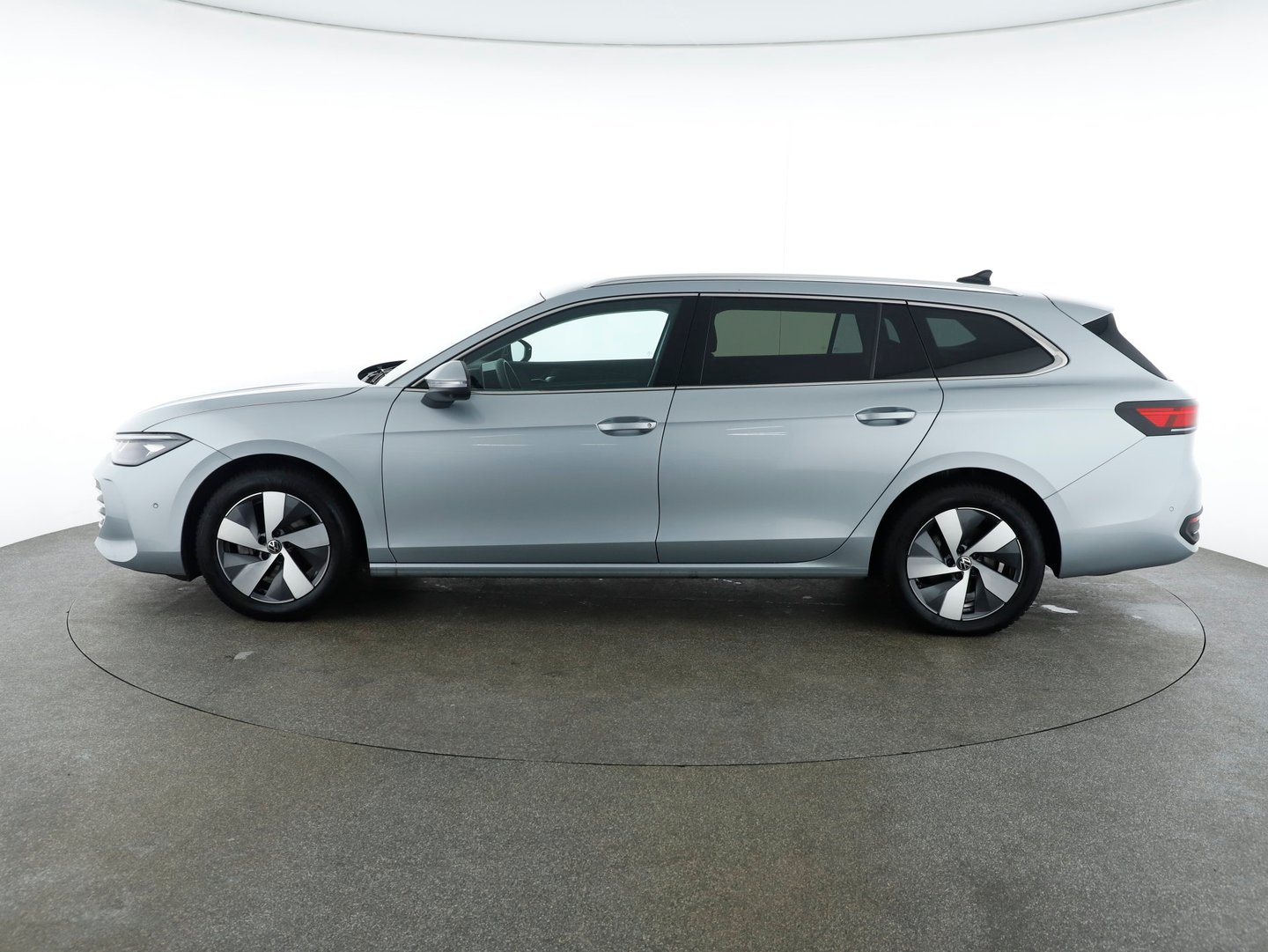 VW Passat Variant Business eTSI DSG | Bild 8 von 31