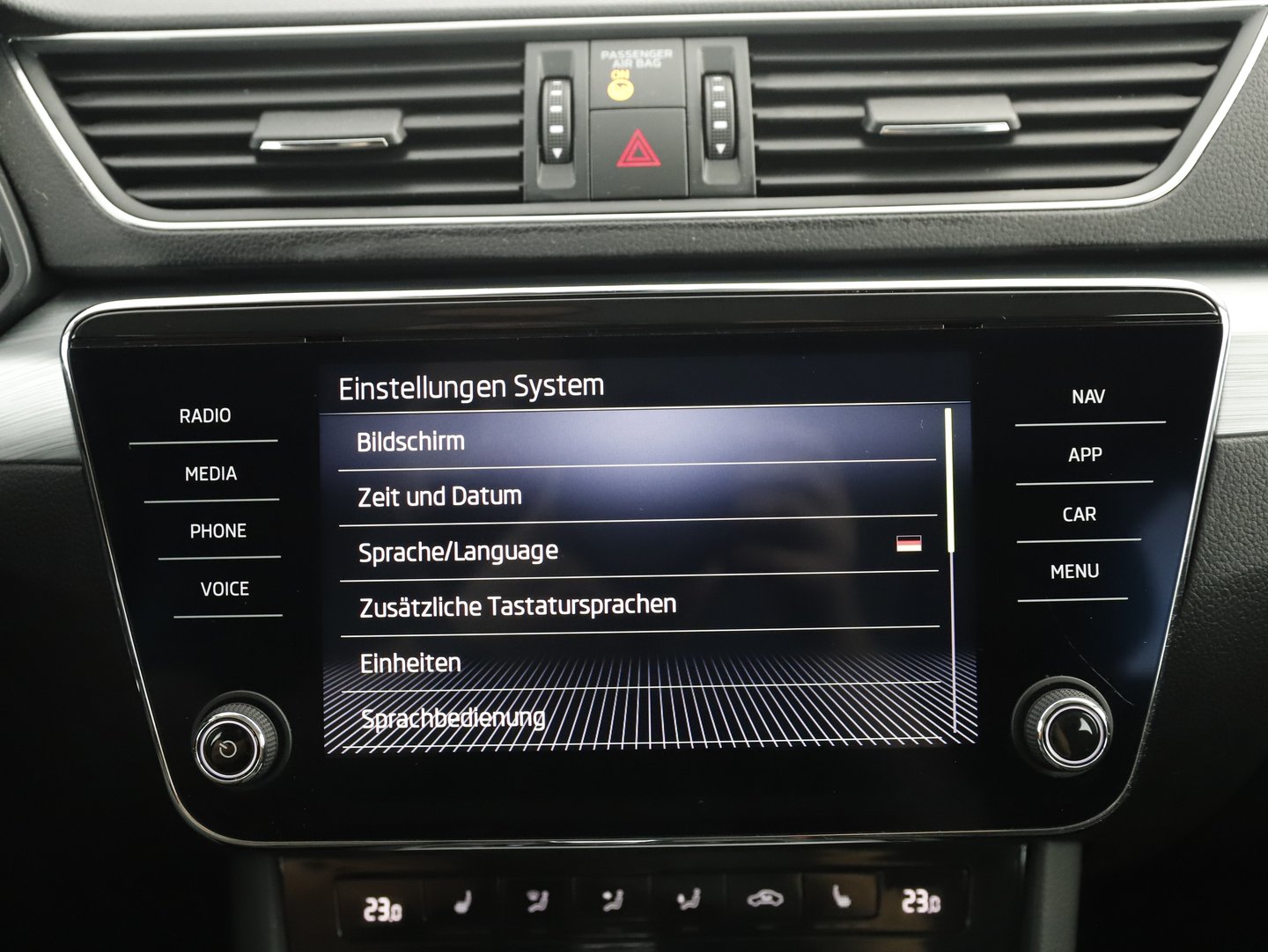 Škoda SUPERB Combi SportLine TDI SCR DSG | Bild 17 von 24