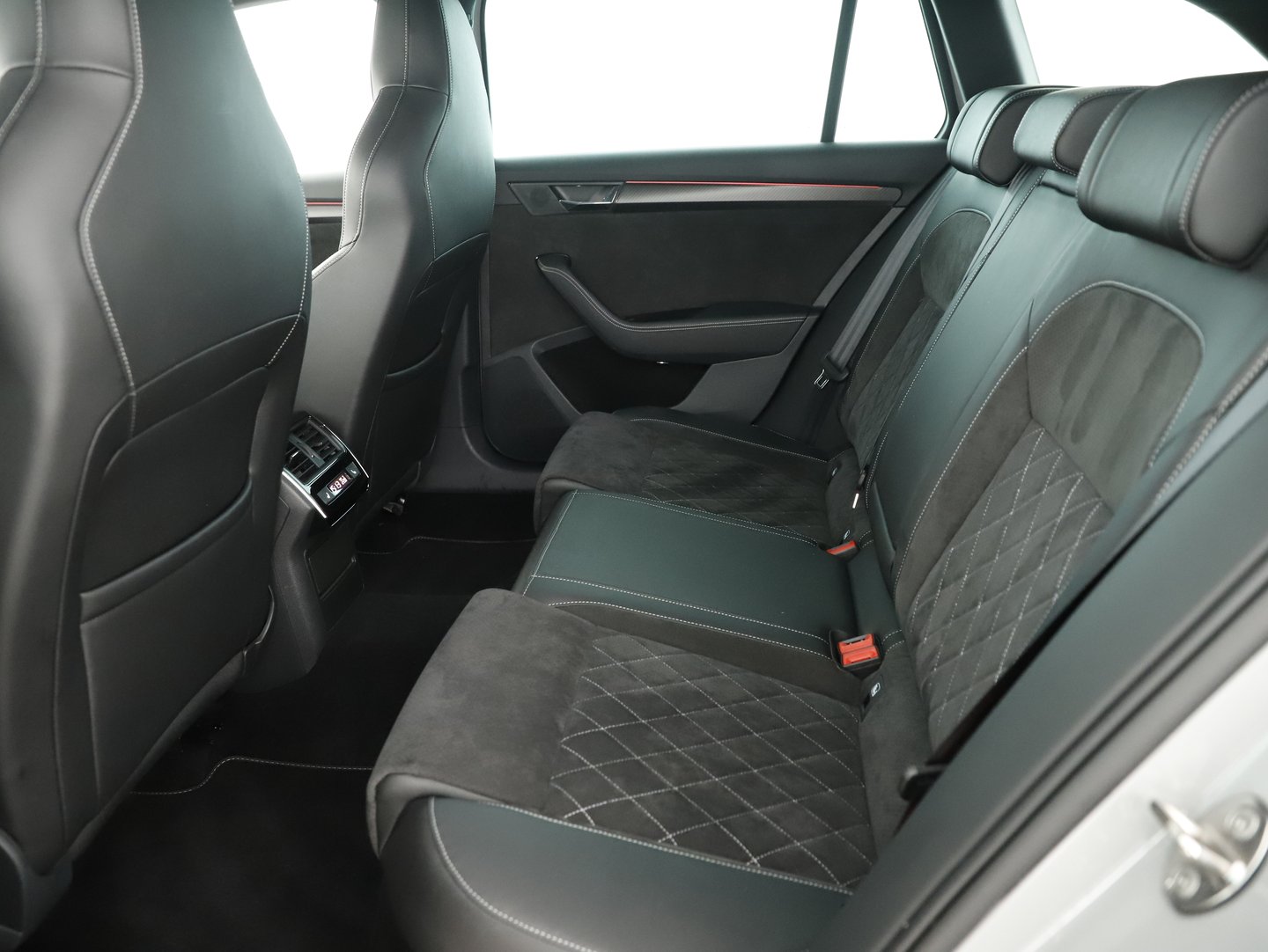 Škoda Superb Combi 4x4 Sportline TDI DSG | Bild 25 von 28