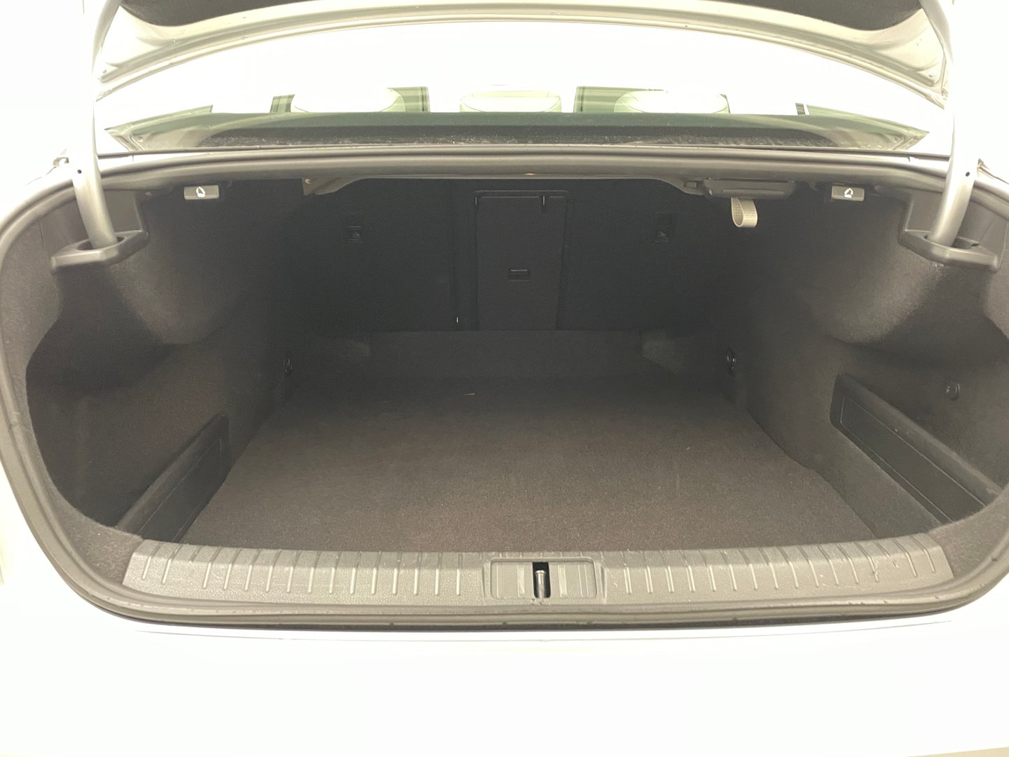 VW Passat Elegance TDI DSG | Bild 30 von 32