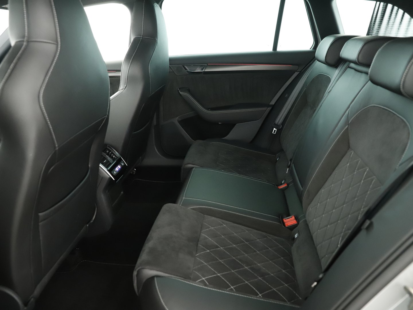 Škoda SUPERB Combi iV SPORTLINE DSG | Bild 12 von 28