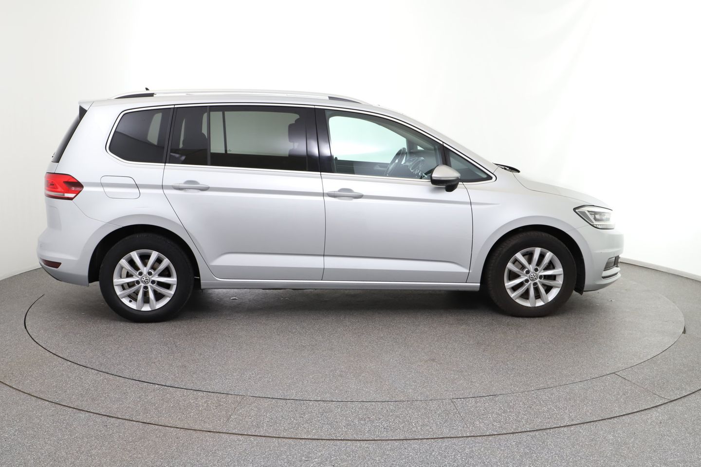 VW Touran Highline 1,6 SCR TDI DSG | Bild 6 von 28