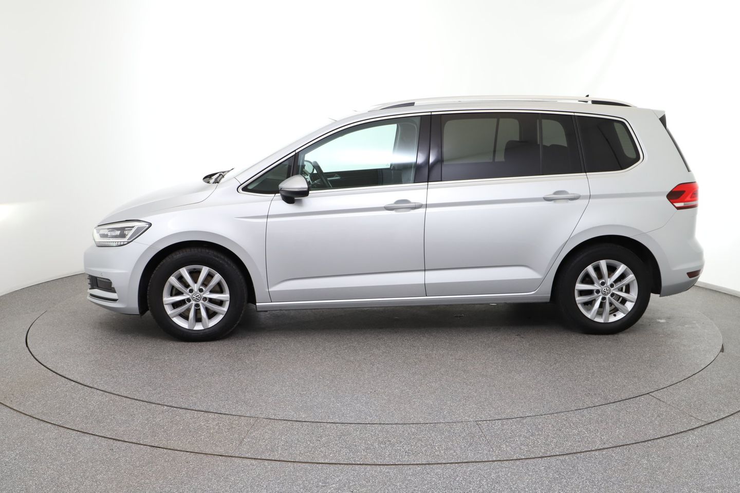 VW Touran Highline 1,6 SCR TDI DSG | Bild 2 von 28