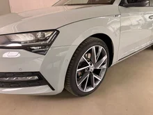 Škoda Superb Combi Sportline 4x4 in hellgrau - metallic