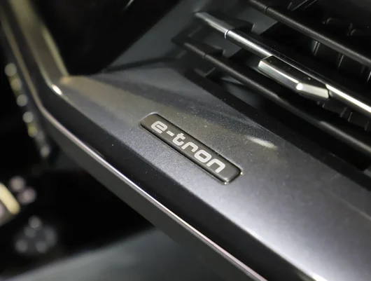 Bild eines Audi Q4 55 e-tron quattro