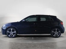 Audi A1 Sportback 25 TFSI intense in Firmamentblau Metallic