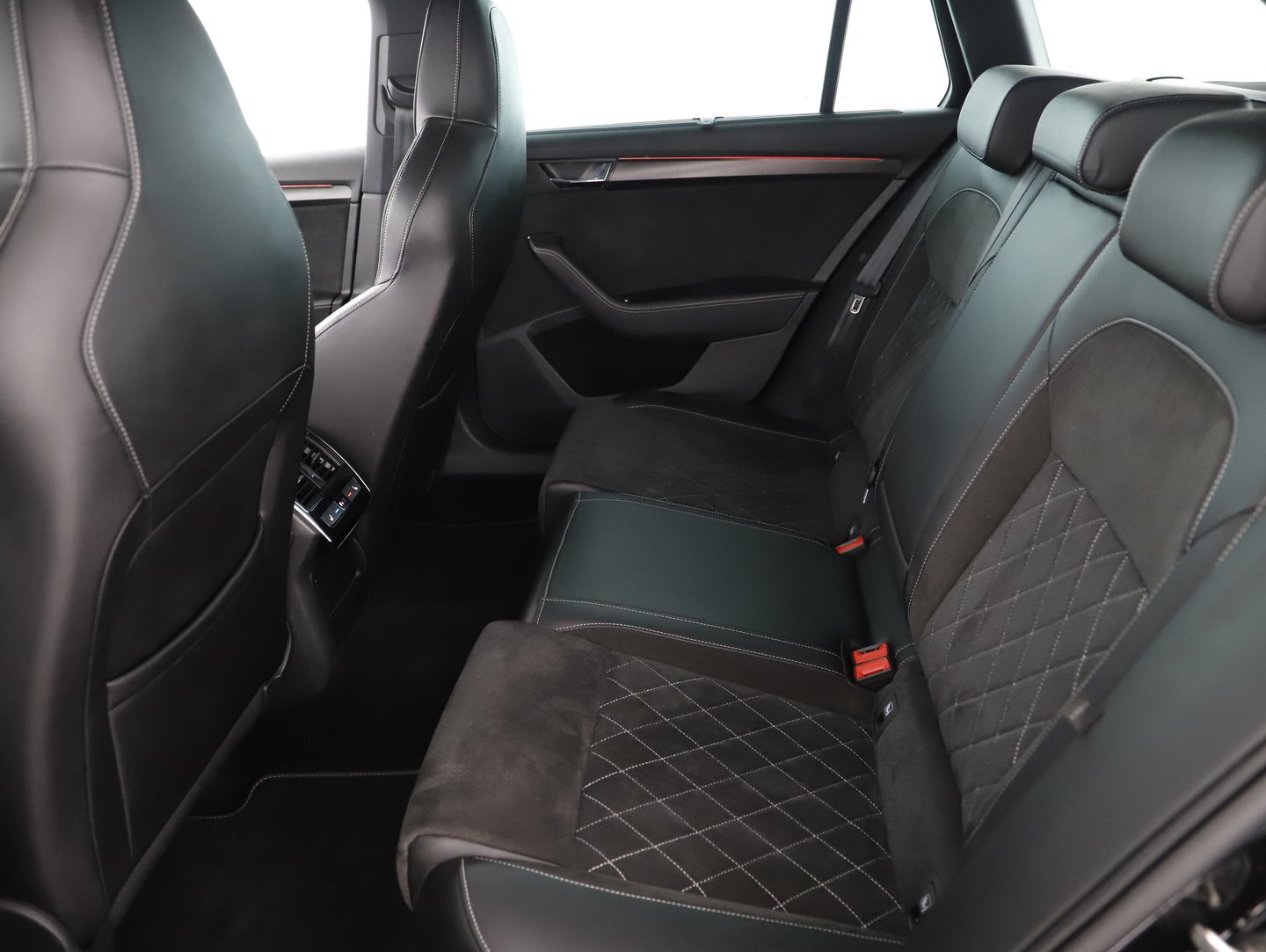 Škoda SUPERB Combi iV SPORTLINE DSG | Bild 19 von 25