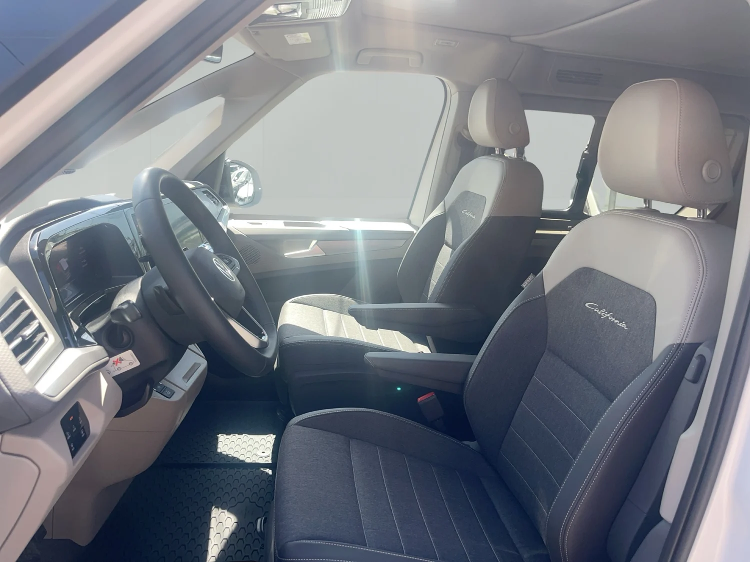 Bild eines VW California Ocean eHybrid 180 kW 4M