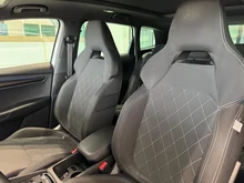 Škoda Karoq SPORTLINE TDI in Moon-Weiß Metallic