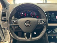 Škoda Karoq SPORTLINE TDI in Moon-Weiß Metallic