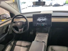 Tesla Model Y Long Range Dual AWD in weiss - metallic