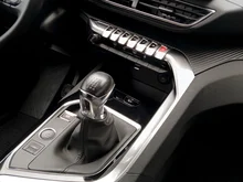 Peugeot 3008 1,5 BlueHDi 130 S&S 6-Gang Active in dunkelrot - metallic