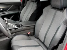 Peugeot 3008 1,5 BlueHDi 130 S&S 6-Gang Active in dunkelrot - metallic