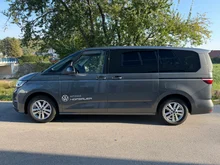 VW Multivan Family ÜH eHybrid 180 kW 4M in Indiumgrau Metallic