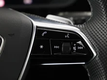 Audi e-tron 55 quattro 300 kW S line in GLETSCHERWEISS METALLIC