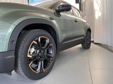 Jeep Avenger 85th Anniversary Mild-Hybrid 4xe in Forest, Fahrzeugdach Volcano