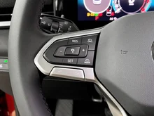 VW T-Roc Life eTSI DSG in Flame Red Dach Black Uni