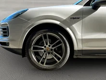 Porsche Cayenne E-Hybrid in cashmerebeigemetallic