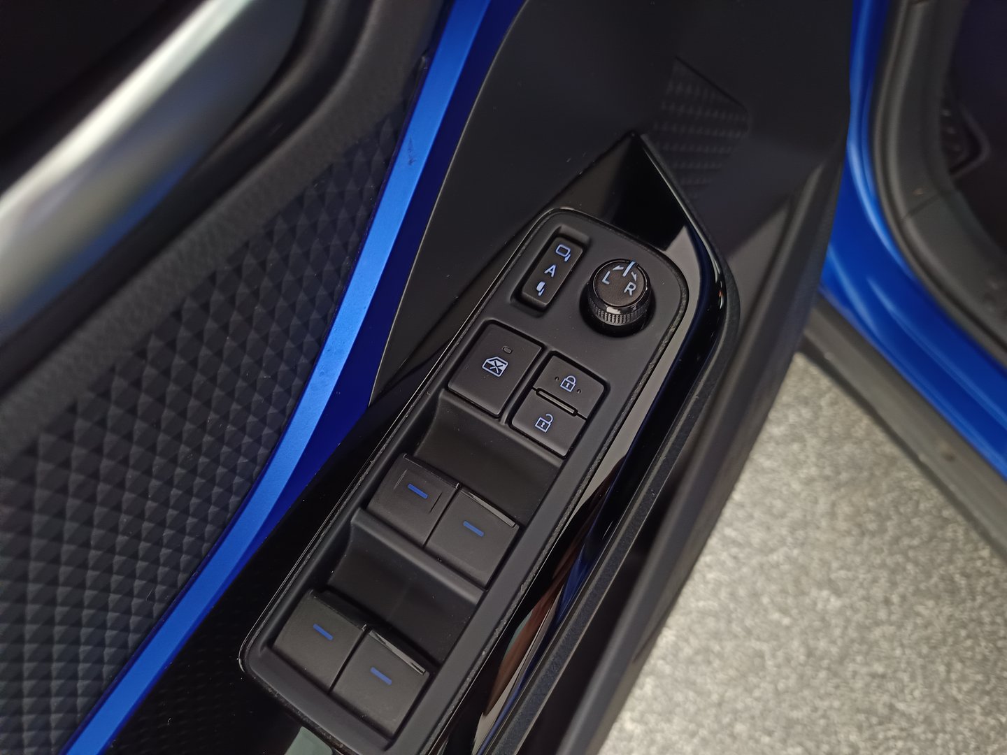 Toyota C-HR 1,8 Hybrid C-ULT CVT | Bild 11 von 27