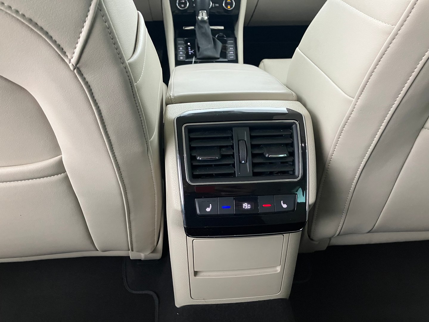 Škoda SUPERB Combi 4x4 L&K TDI SCR DSG | Bild 20 von 25