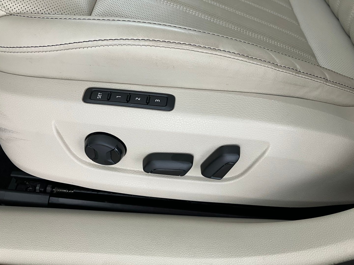 Škoda SUPERB Combi 4x4 L&K TDI SCR DSG | Bild 6 von 25