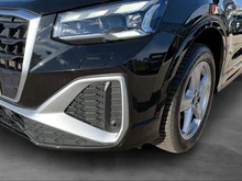 Audi Q2 35 TFSI S line in 0E Mythosschwarz Metallic