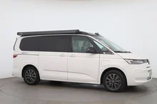 VW California Beach Camper eHyb. 180 kW 4M in Candyweiß / Dach Deepblack Perleffekt
